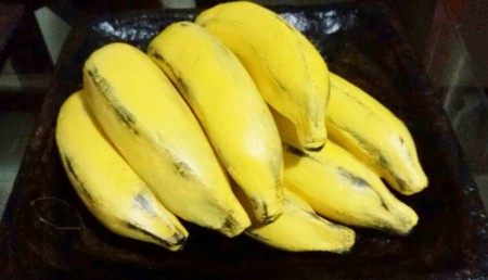 Cachos de banana com três ou quatro unidades, possibilitando montar maiores como na foto.